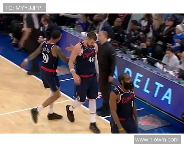 尼克斯主场气氛火爆，球迷助威声势浩大，为球队助力加油